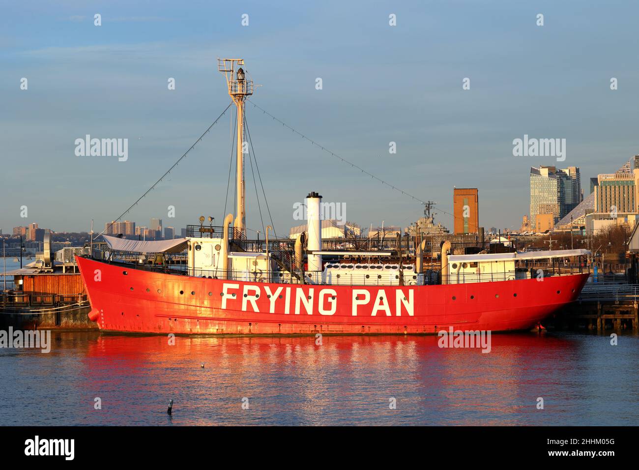 Le navire à feu de la poêle à frire à l'embarcadère 66, Hudson River Park, New York. Un navire historique à l'heure d'or. Banque D'Images