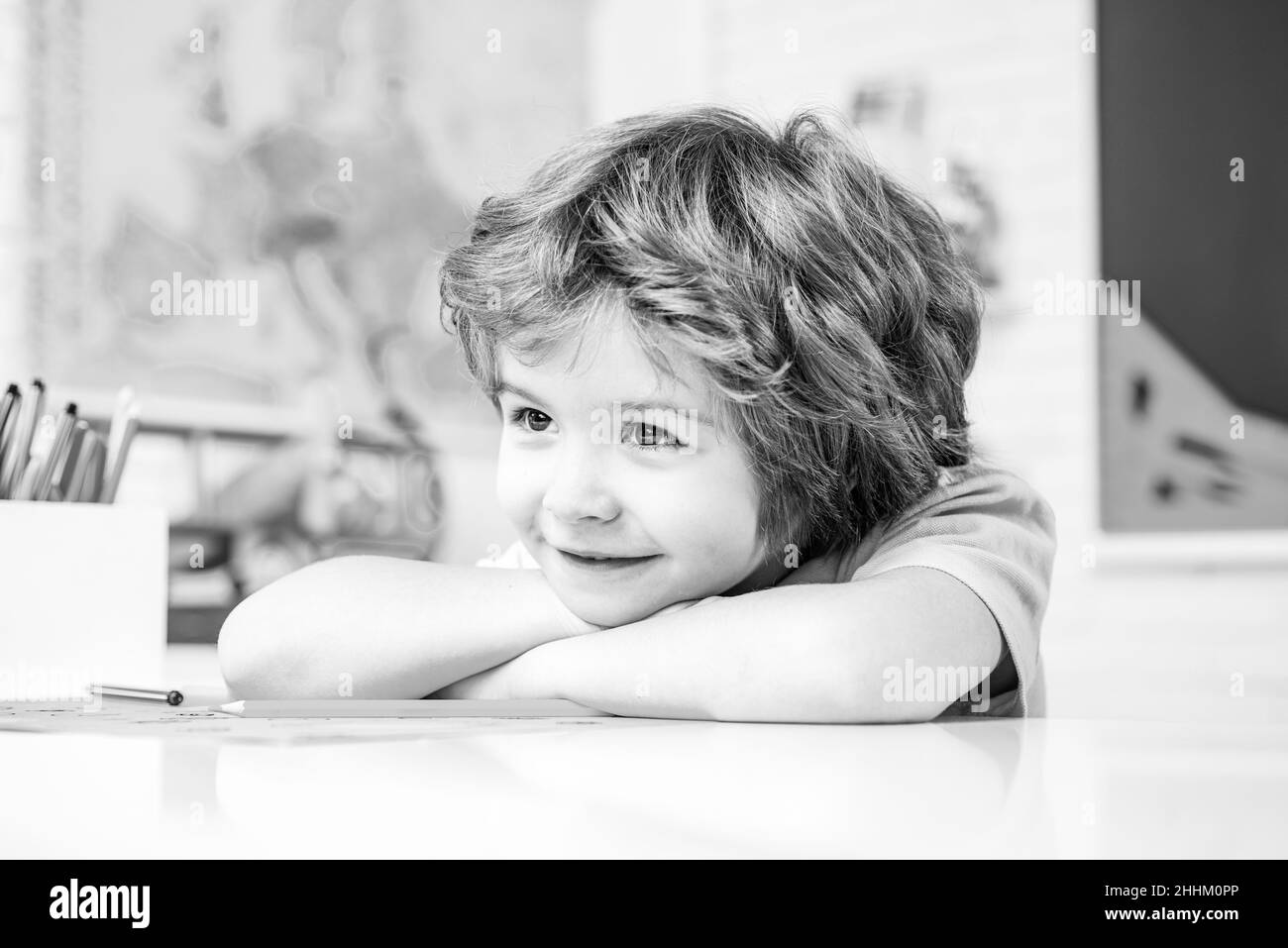 Les enfants de l'école sont heureux en cours. L'enfant se prépare à l'école. Joli élève avec drôle de visage de travail de scolarisation. Processus éducatif. Joli petit visage de pupille. Banque D'Images