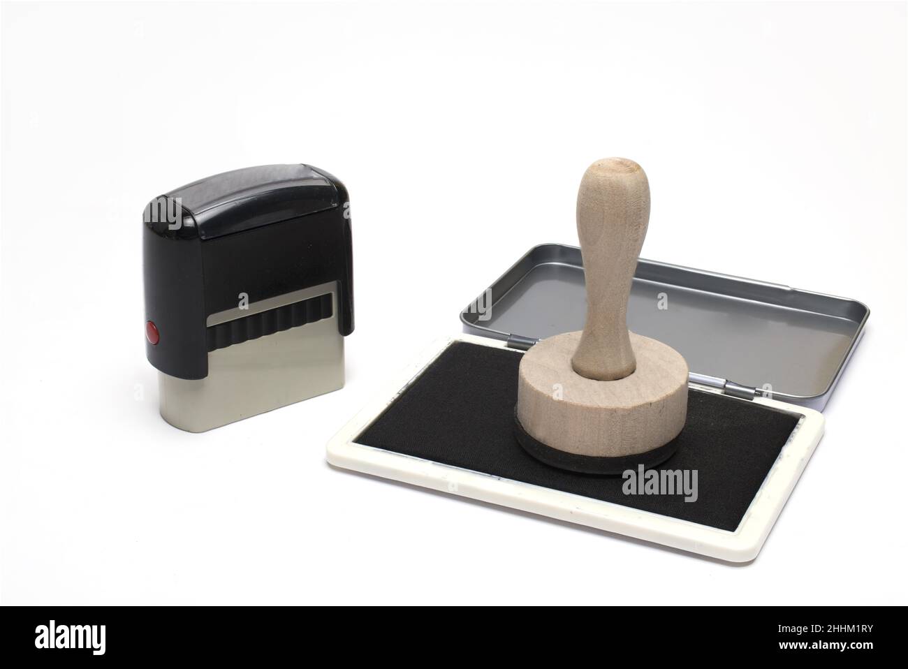 Gros plan du prochain tampon en bois automatique sur un tampon d'encre noire sur fond blanc Banque D'Images