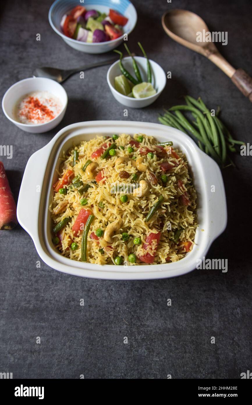 Repas indien maison pulao ou riz frit aux légumes ou biryani servi dans un bol.Gros plan. Banque D'Images