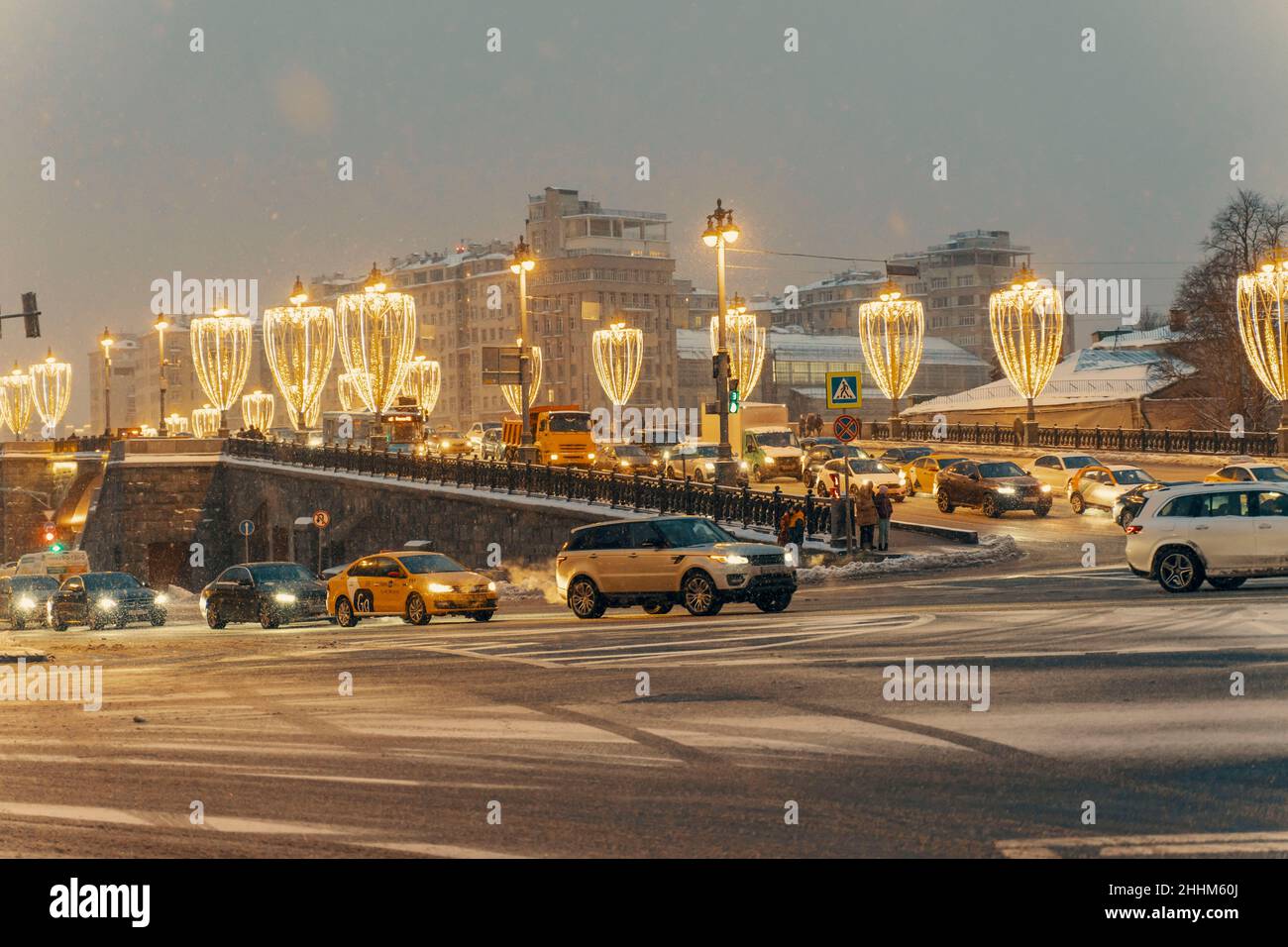 01.22.2022 Moscou, Russie.Pont Bolchoï Moskvoretsky pendant une nuit enneigée d'hiver Banque D'Images