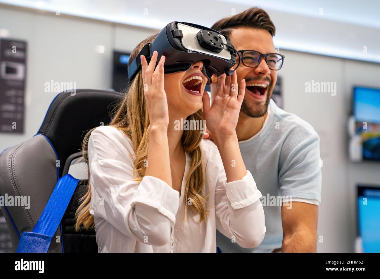 Groupe de personnes utilisant des micro-casques de réalité virtuelle lors d'expositions, de spectacles.Concept de simulation de la technologie VR Banque D'Images