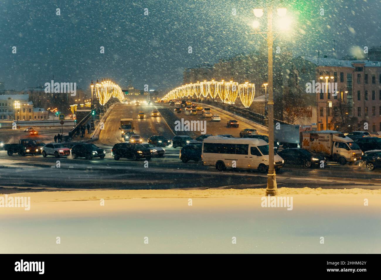 01.22.2022 Moscou, Russie. Circulation routière sur le grand pont moskvoretsky la nuit en chute de neige Banque D'Images