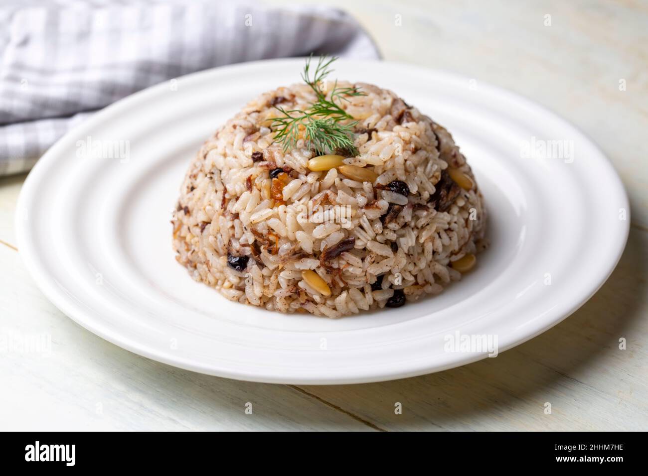 Délicieux plats traditionnels turcs ; riz pilaf aux pignons et raisins de Corinthe (nom turc ; ic pilav ou pilaf) Banque D'Images