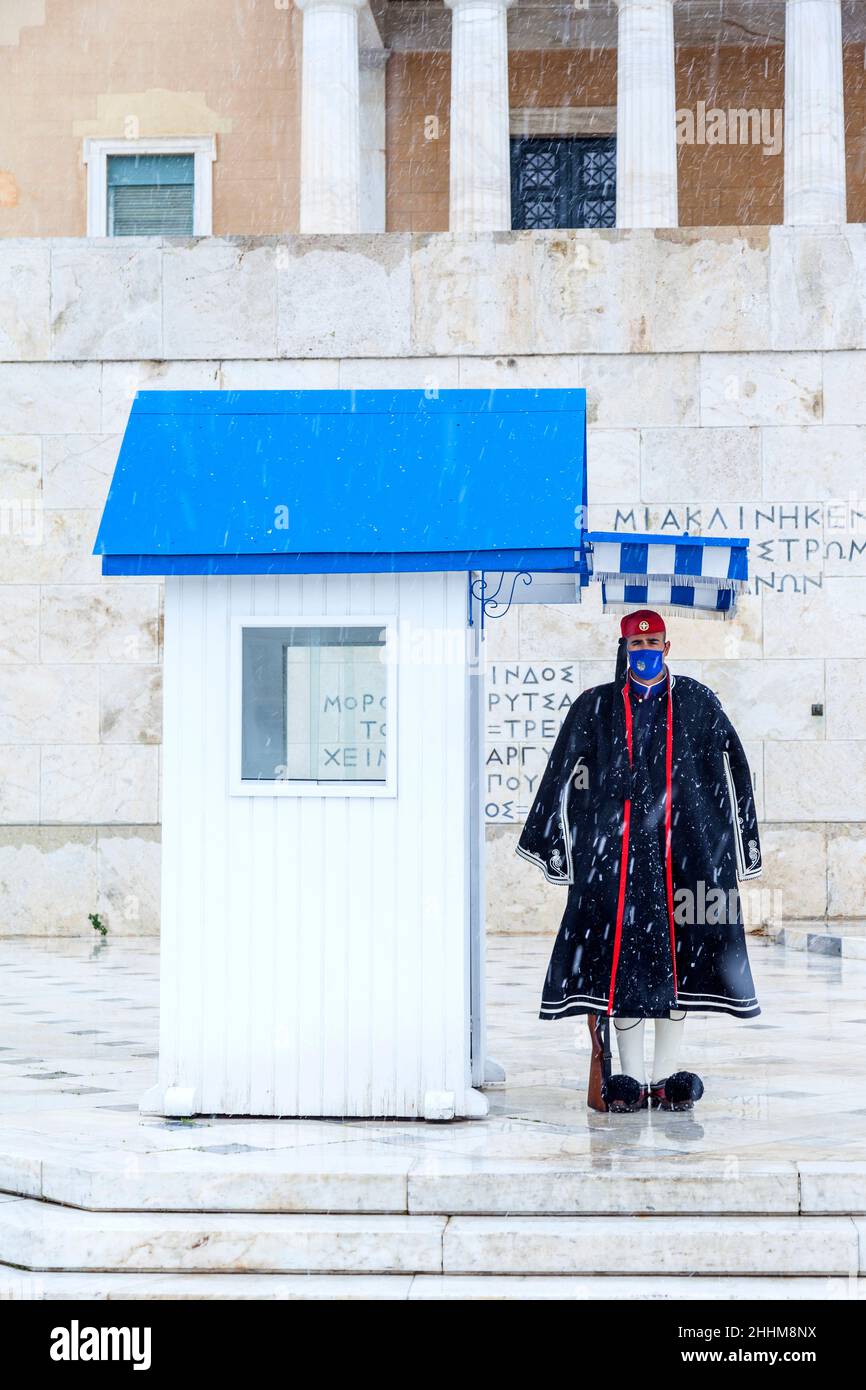Soldat de la Garde présidentielle grecque (Evzonas) debout malgré la neige, au Parlement grec, Athènes, Grèce, Banque D'Images