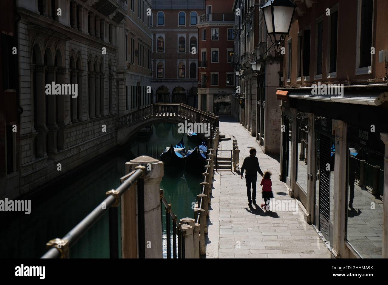 Vue sur un canal vide pendant le confinement de la maladie du coronavirus. Banque D'Images