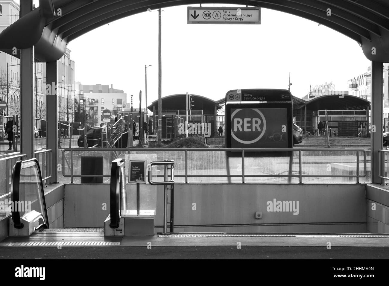 Vue sur la gare de Bussy St.Georges, le réseau régional Express, également connu sous le nom de RER, en noir et blanc Banque D'Images
