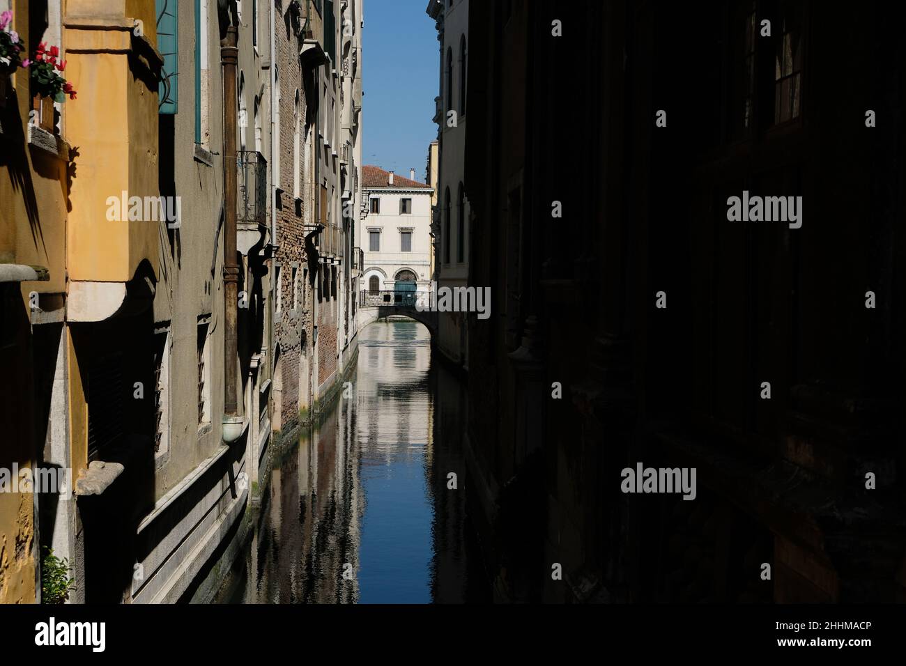 Vue sur un canal vide pendant le confinement de la maladie du coronavirus. Banque D'Images