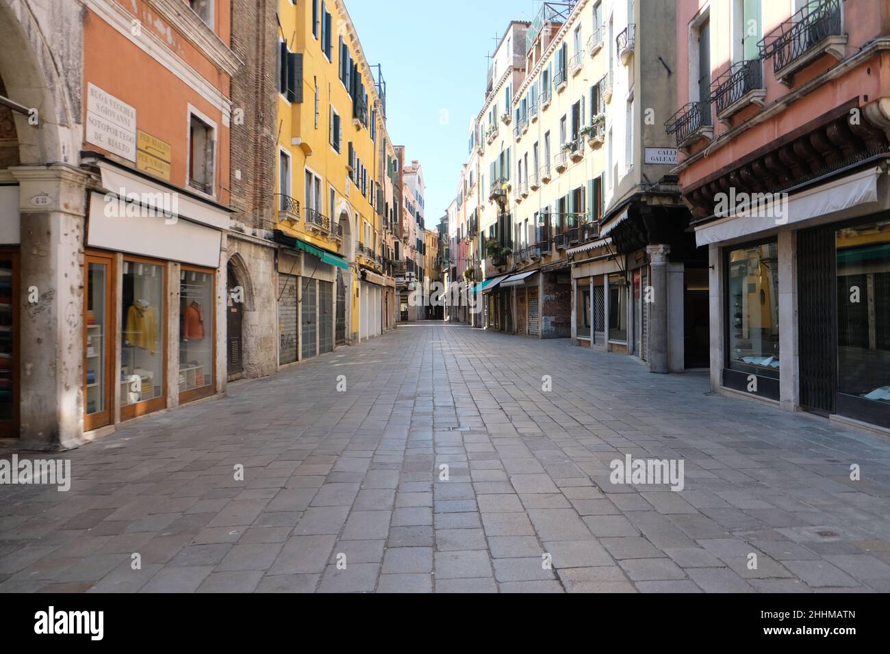 Vue sur la rue vide de Venise pendant le confinement de la maladie du coronavirus. Banque D'Images