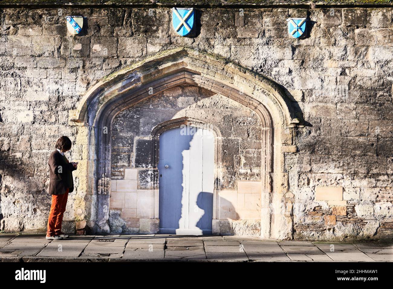 Un étudiant à l'entrée de l'ancien monastère médiéval de carmélite, maintenant Worcester College, université d'Oxford, Angleterre. Banque D'Images