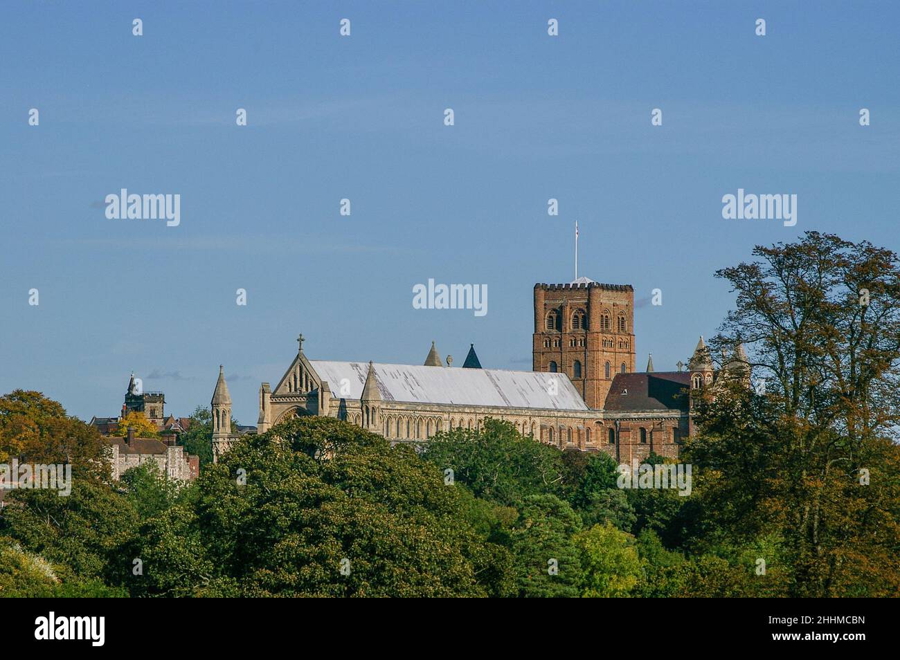 Vue sur la cathédrale St Albans depuis le parc Verulamium, St Albans, Hertfordshire, Royaume-Uni Banque D'Images