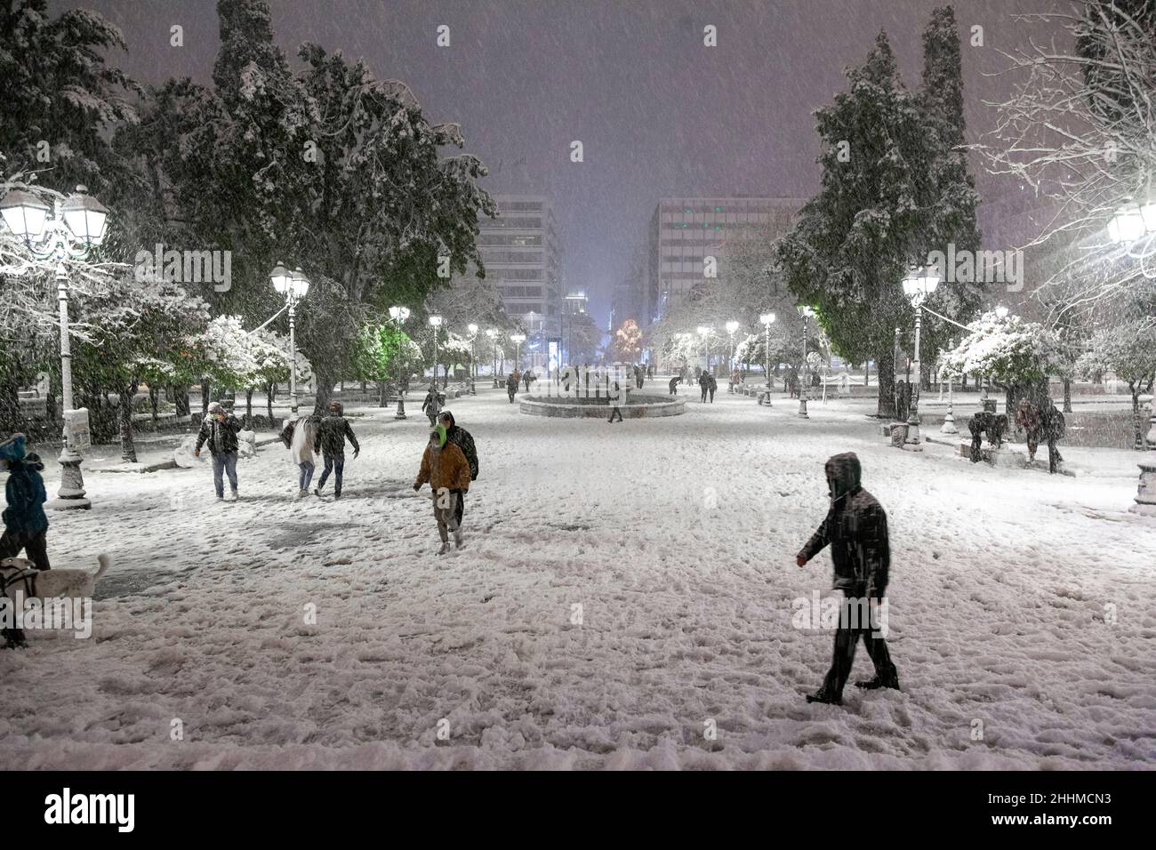Tempête de neige à Athènes, Grèce, sur la place Syntagma, la place la plus centrale d'Athènes.Les gens s'amusent à jouer dans la neige en profitant de l'occasion Banque D'Images