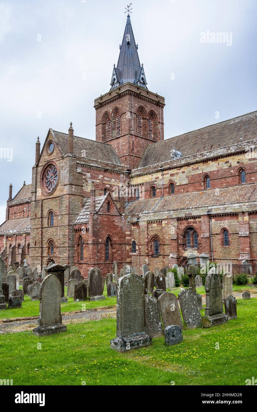 Cathédrale St Magnus (élévation sud) et sol de Burial à Kirkwall sur le continent Orkney en Écosse Banque D'Images