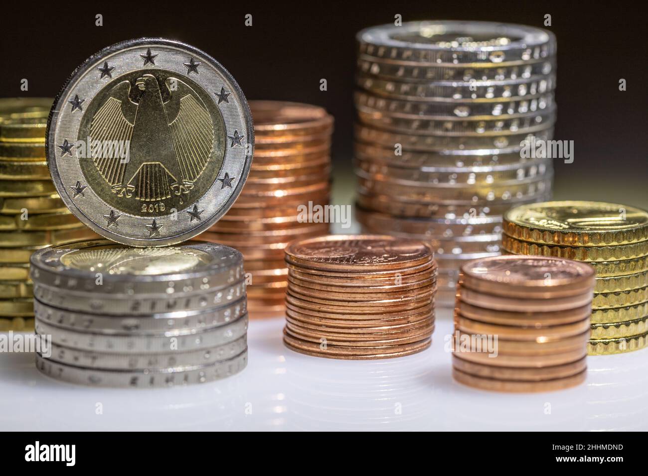 tourelle avec pièces en euros empilées Banque D'Images