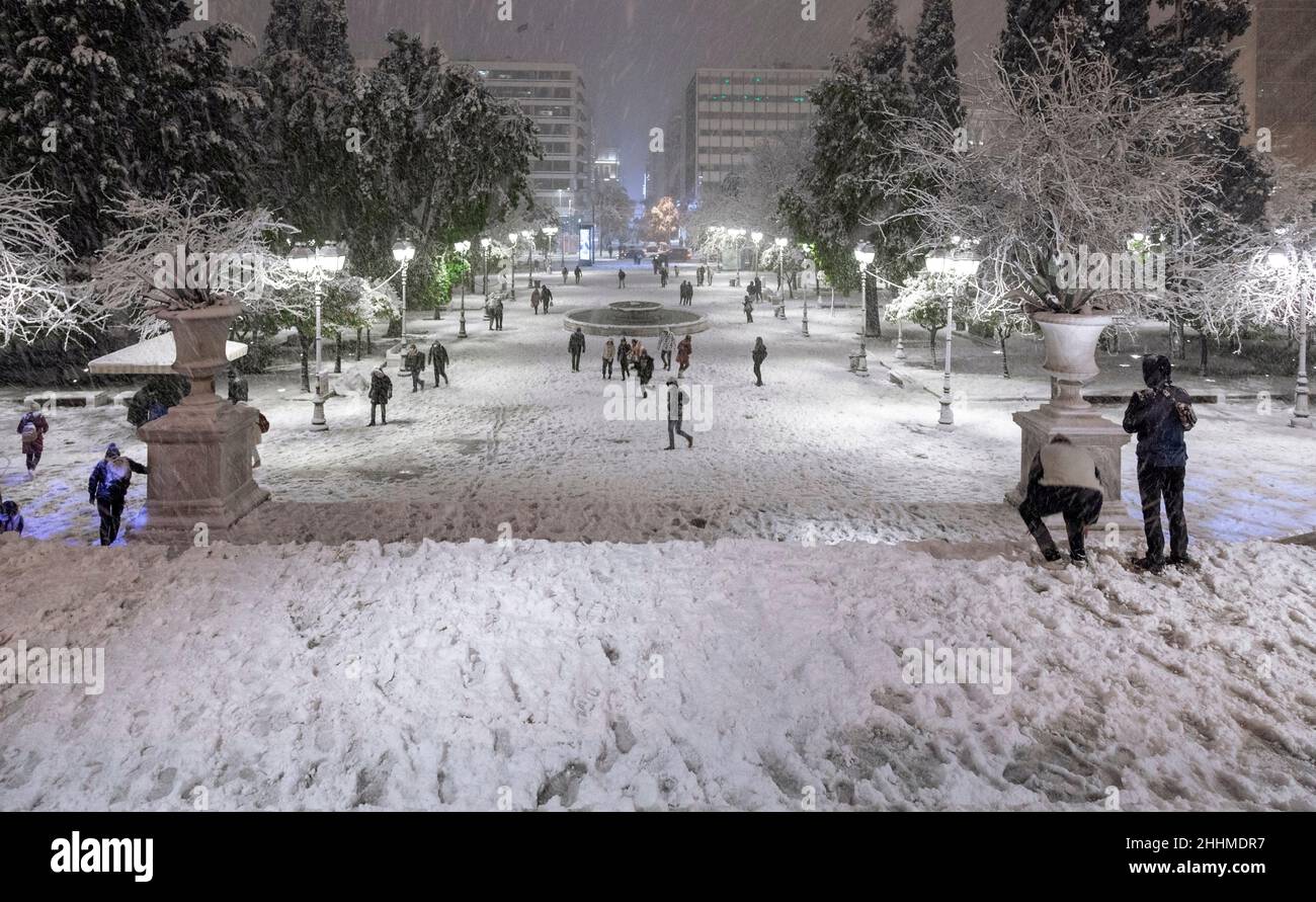 Tempête de neige à Athènes, Grèce, sur la place Syntagma, la place la plus centrale d'Athènes.Les gens s'amusent à jouer dans la neige en profitant de l'occasion Banque D'Images