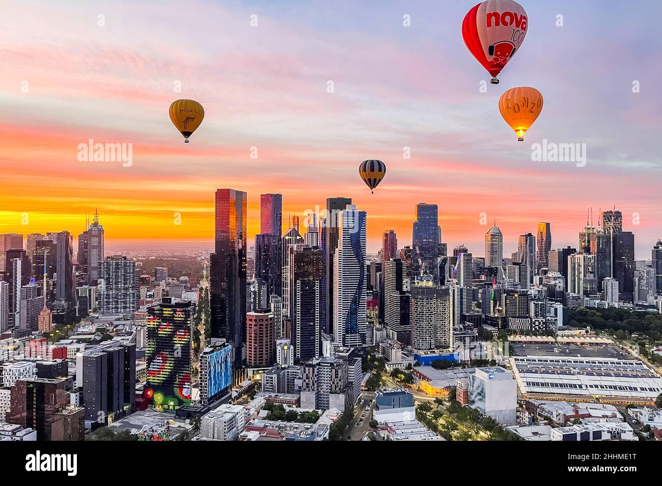 Des ballons d'air chaud survolent Melbourne au lever du soleil. Banque D'Images