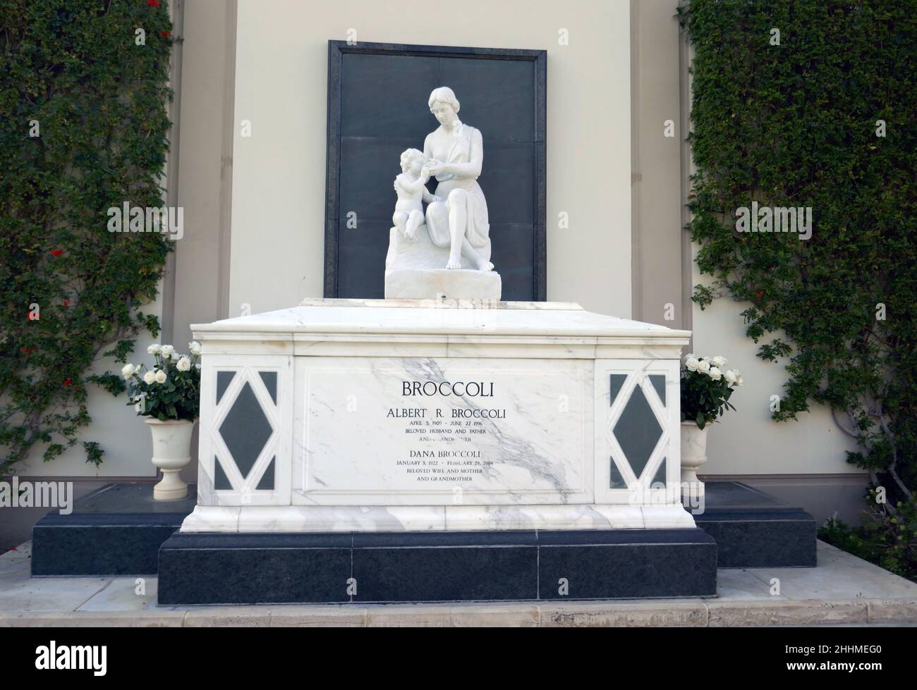 Los Angeles, Californie, États-Unis 19th janvier 2022 la tombe de Broccoli, producteur Albert 'cubby', dans les cours du souvenir à Forest Lawn Memorial Park Hollywood Hills le 19 janvier 2022 à Los Angeles, Californie, États-Unis.Photo par Barry King/Alay stock photo Banque D'Images