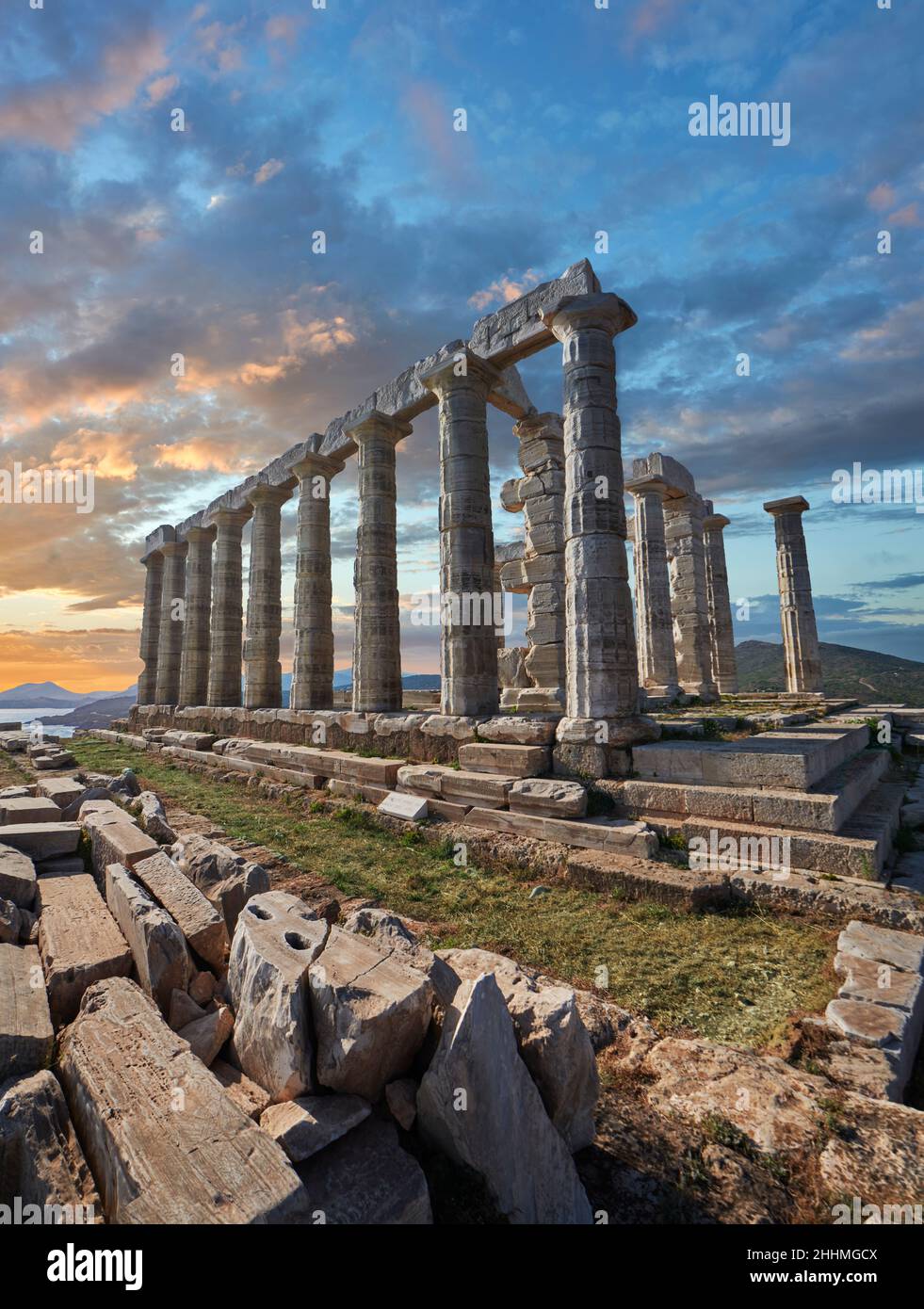 L'ancien temple dorique grec de Poséidon à Cape Sounion, Grèce, 444–440 av. J.-C.Le temple de Poseidon, qui se trouve sur un cap de 200 pieds de haut, est un monument vi Banque D'Images