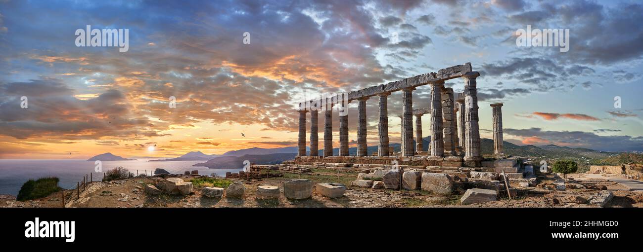 L'ancien temple dorique grec de Poséidon à Cape Sounion, Grèce, 444–440 av. J.-C.Le temple de Poseidon, qui se trouve sur un cap de 200 pieds de haut, est un monument vi Banque D'Images