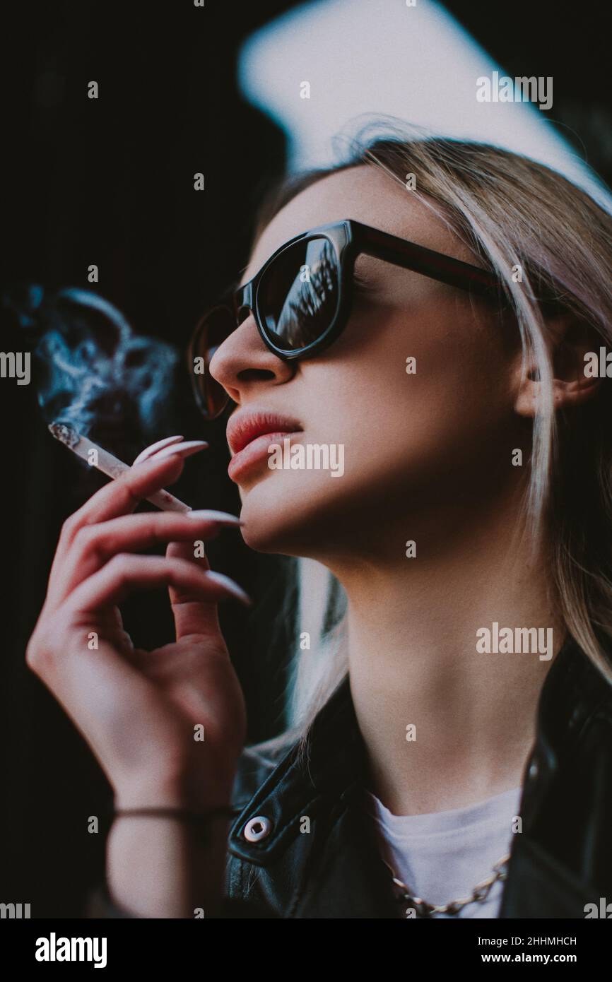 Femme fumant une cigarette Banque de photographies et d'images à haute  résolution - Alamy