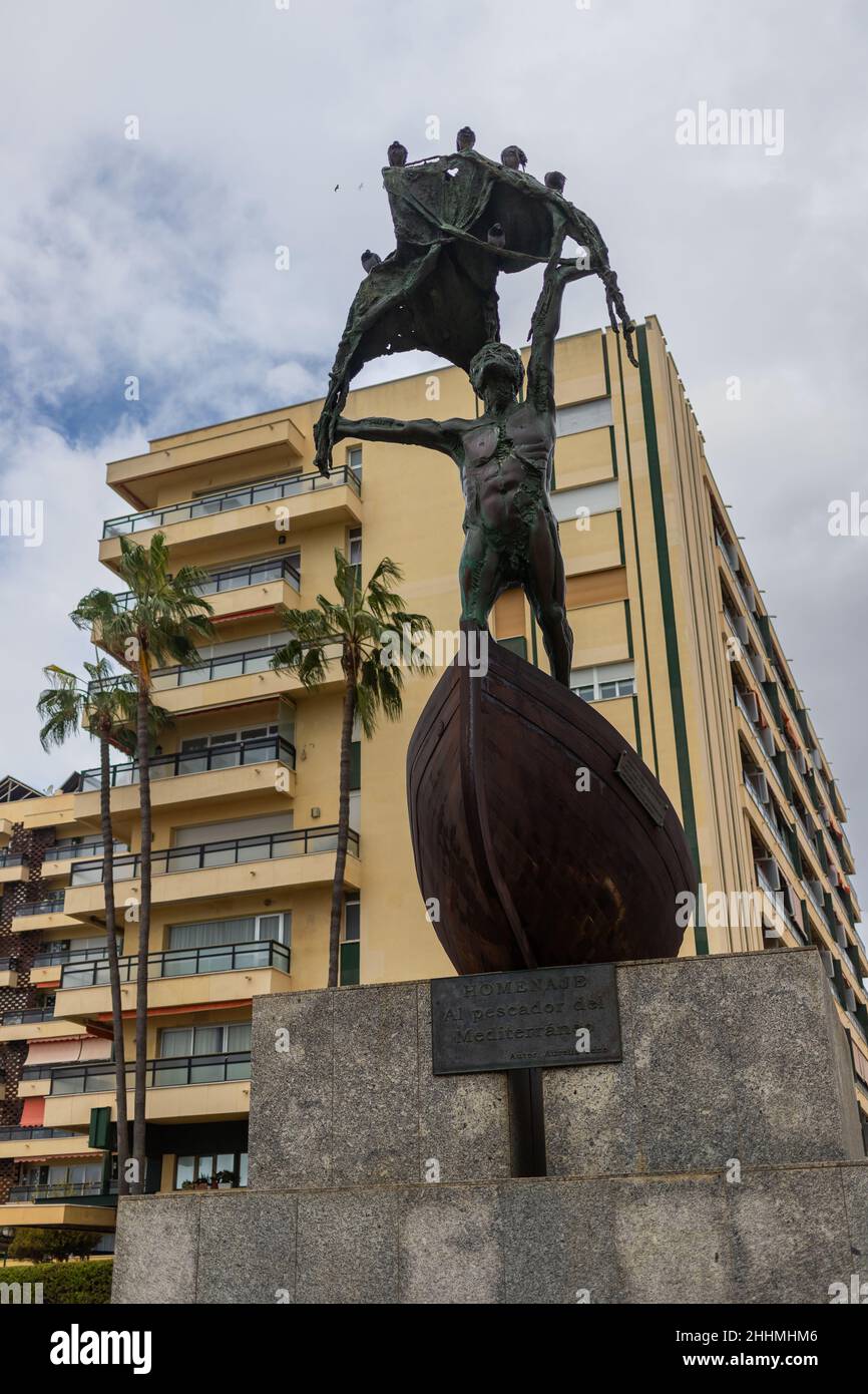 Statue de Fiserman Mémorial (Homenaje al pescador del Mediterraneo) réalisée par Aurelio Teno, sur la Plaza del Remo, la plage de Carihuela, Torremolinos, SPAI. Banque D'Images