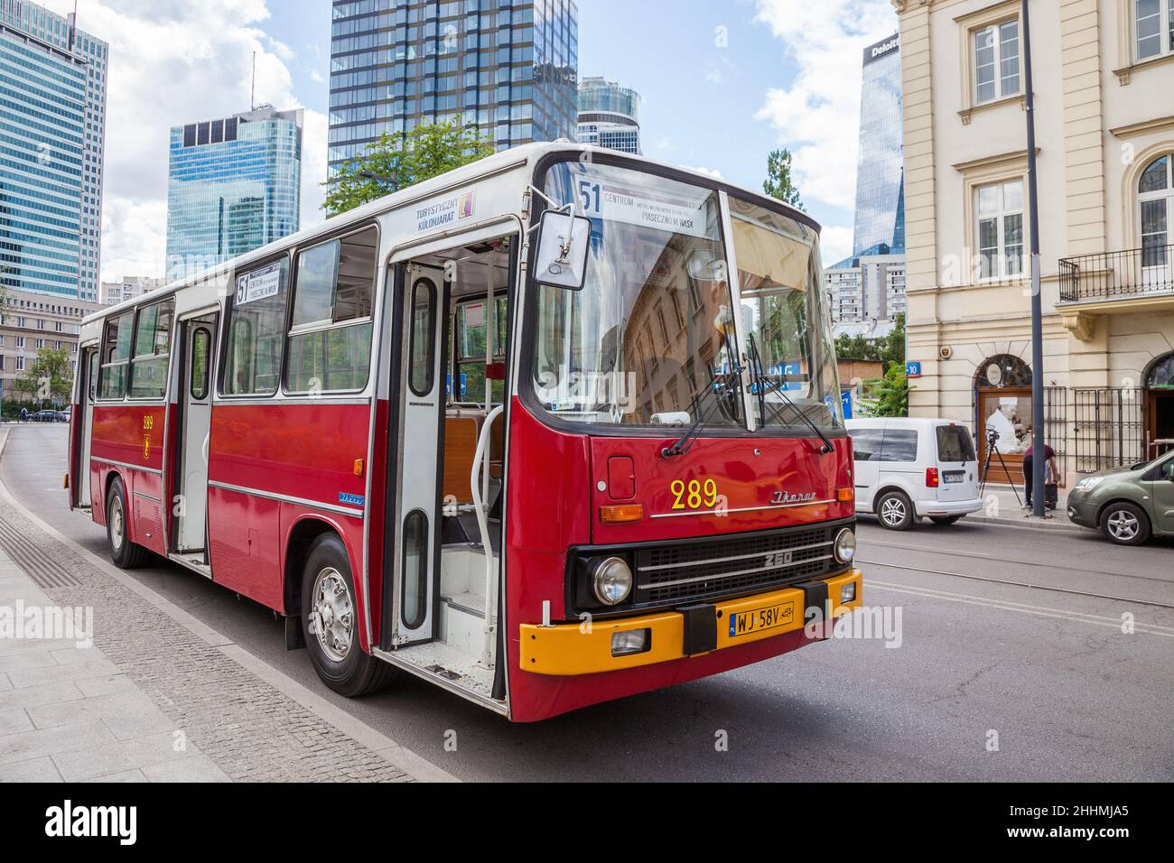 Varsovie, Pologne, 28 juin 2019 : un ancien bus Ikarus à un arrêt de bus dans le centre-ville.Ancien bus Banque D'Images