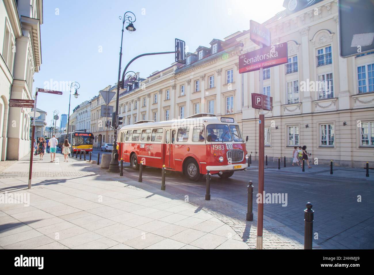 Varsovie, Pologne, 28 juin 2019 : un ancien bus Ikarus à un arrêt de bus dans le centre-ville.Ancien bus Banque D'Images