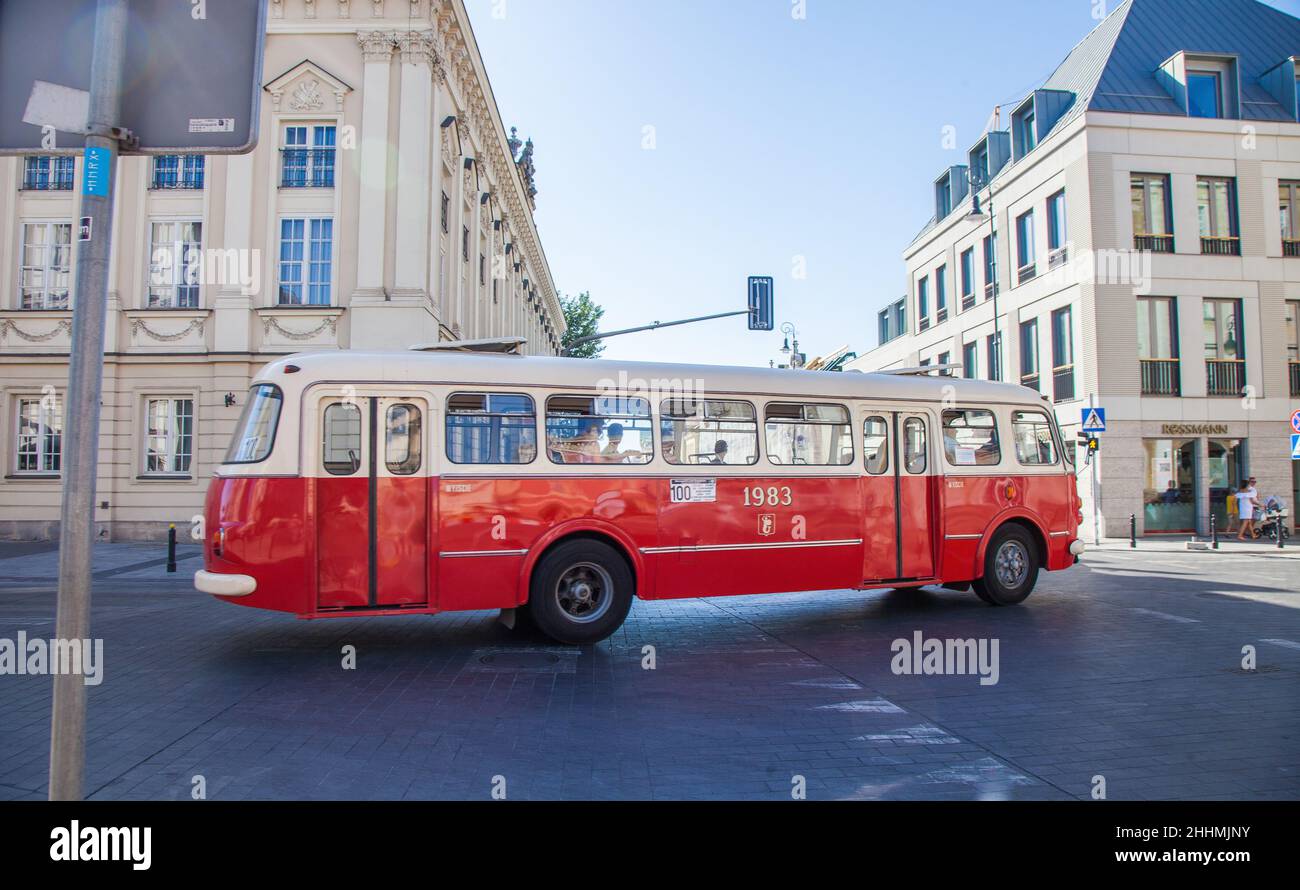 Varsovie, Pologne, 28 juin 2019 : un ancien bus Ikarus à un arrêt de bus dans le centre-ville.Ancien bus Banque D'Images