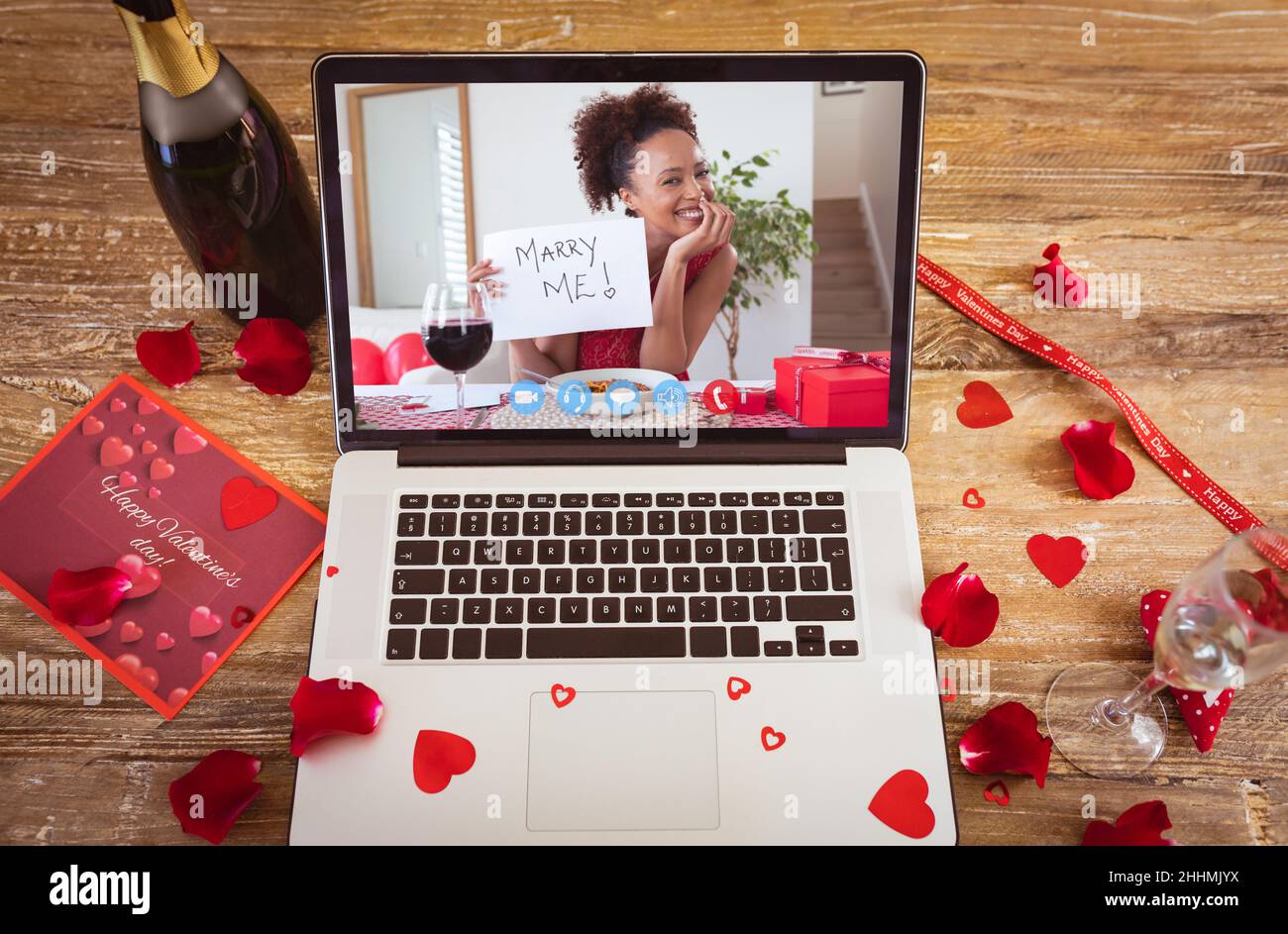 Bonne africaine américaine jeune femme montrant se marier texte pendant la rencontre en ligne le jour de Valentin. Unaltered, rencontres en ligne, appel vidéo et distant valen Banque D'Images