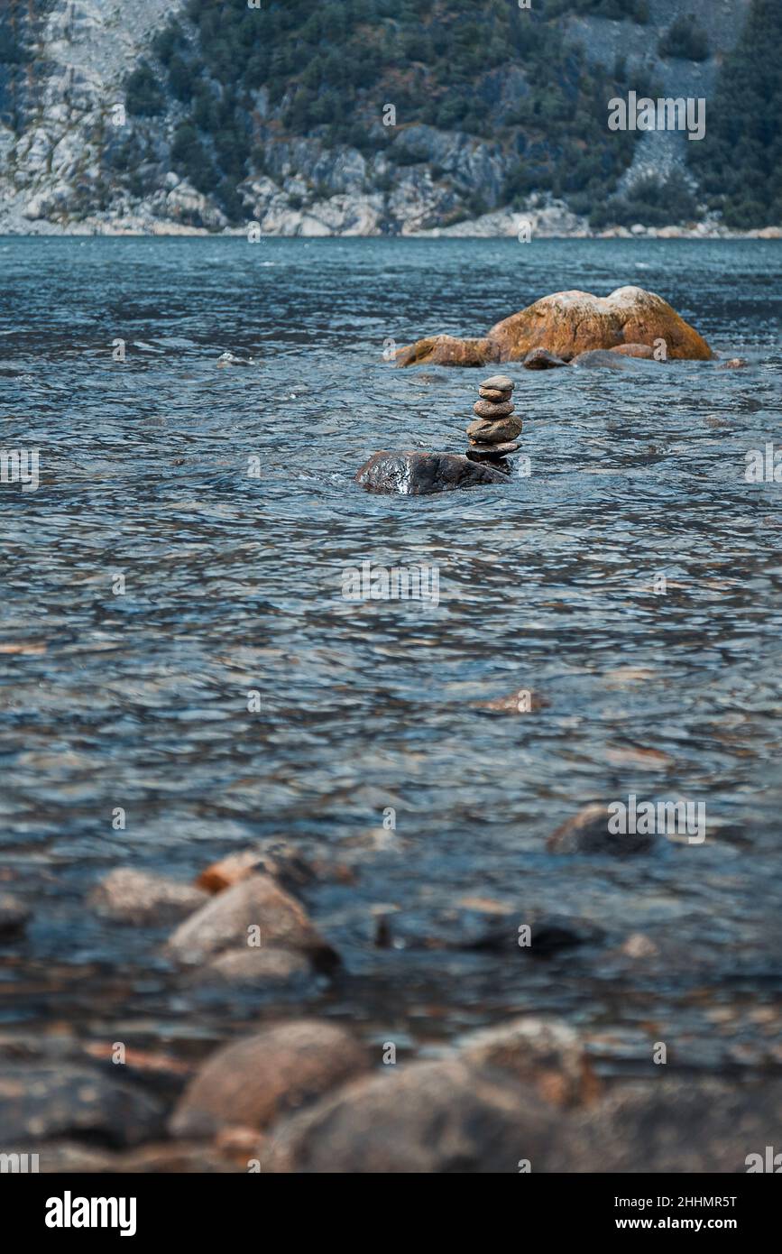 cairns sur l'eau, Norvège Banque D'Images