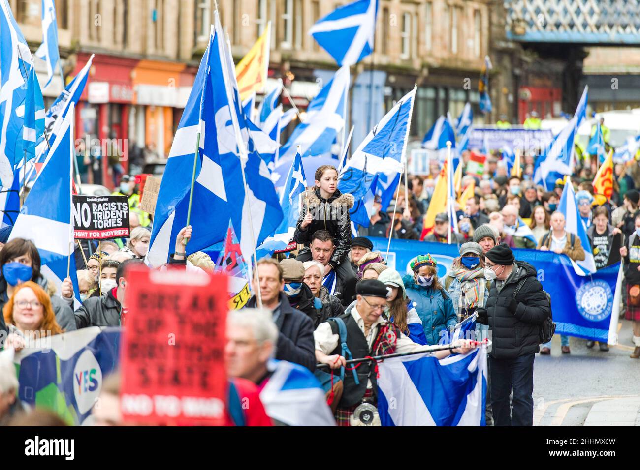 Tous les manifestants sous une seule bannière participent à la « manifestation d'urgence - Sack Johnson, End Tory Rule, Independence Now » à Glasgow alors que le premier ministre est confronté à des appels à la démission.Crédit: Euan Cherry Banque D'Images