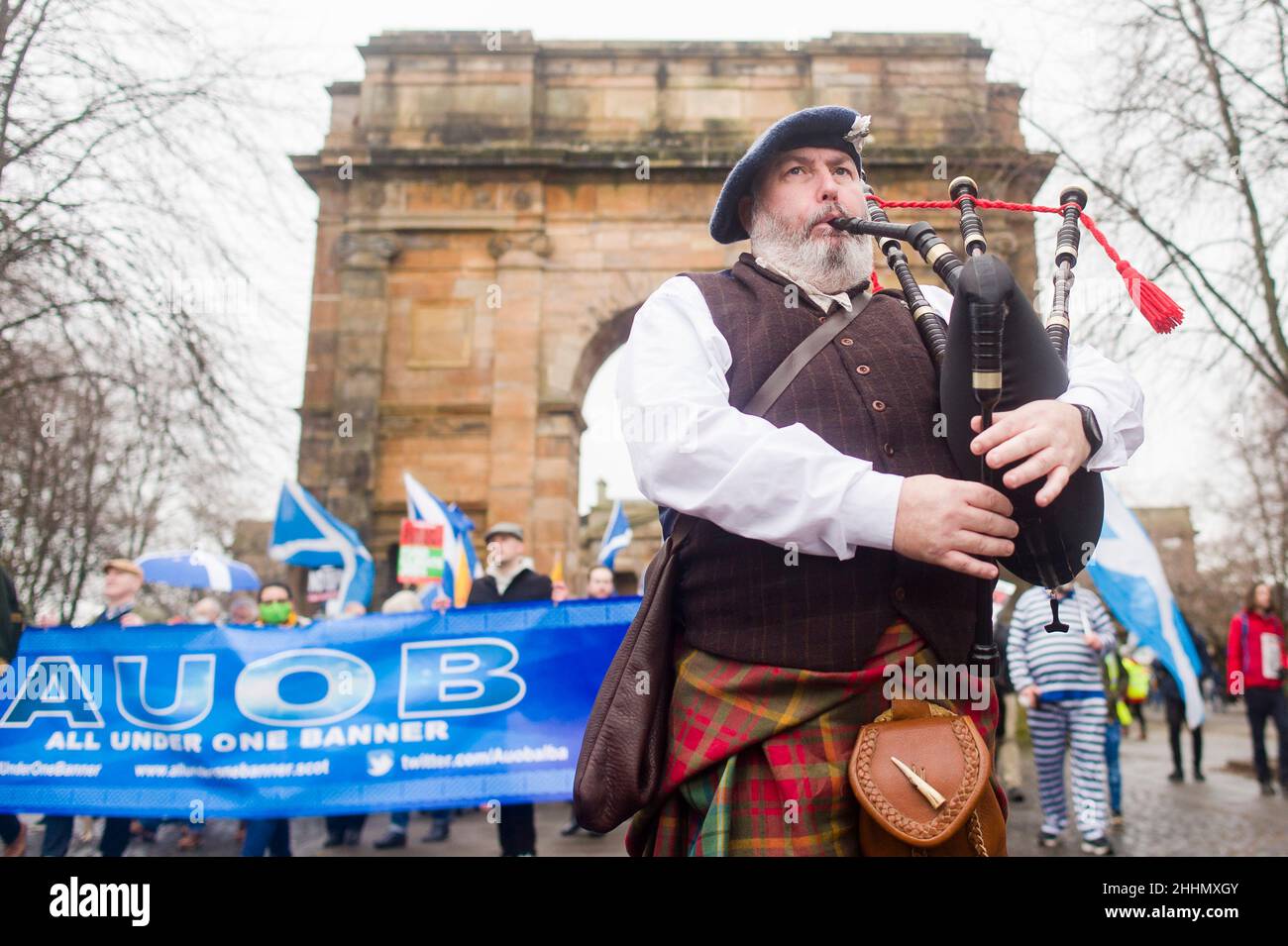 Tous les manifestants sous une seule bannière participent à la « manifestation d'urgence - Sack Johnson, End Tory Rule, Independence Now » à Glasgow alors que le premier ministre est confronté à des appels à la démission.Crédit: Euan Cherry Banque D'Images