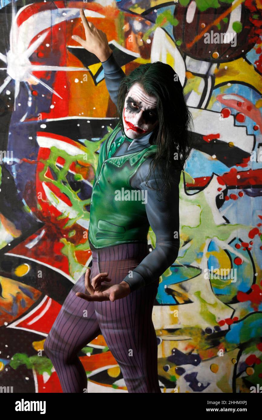 GEEK ART - Bodypainting et Transformaking: Joker rencontre Riddler Photoskriting avec Patrick Kiel comme Joker au studio Duesterwald le 23 janvier 2022 à Hamelin - Un projet du photographe Tschiponnique Skupin et du peintre du corps Enrico Lein Banque D'Images