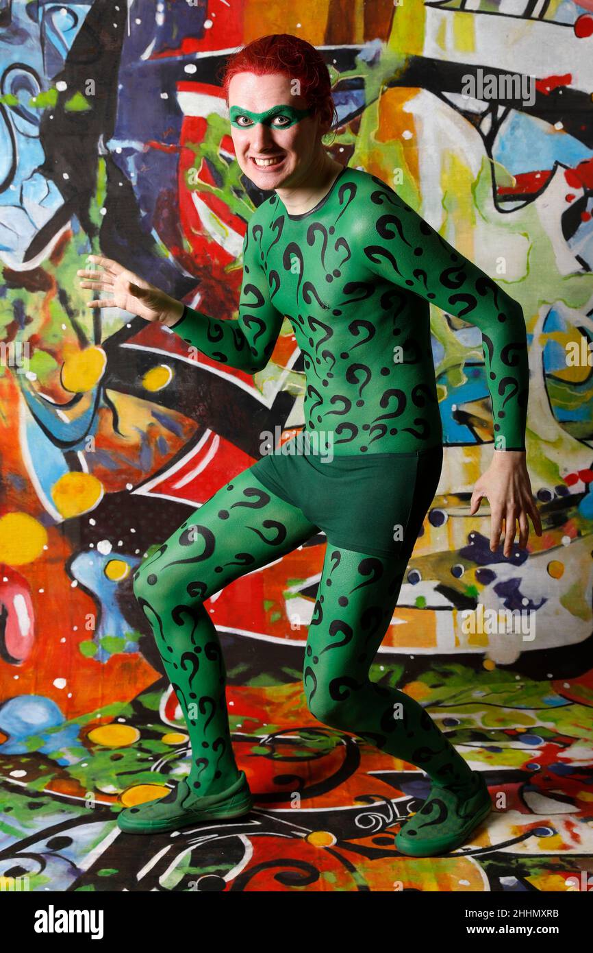 GEEK ART - Bodypainting et Transformaking: Joker rencontre Riddler Photoskriting avec Paul Skupin comme Riddler au studio Duesterwald le 23 janvier 2022 à Hamelin - Un projet du photographe Tschiponnique Skupin et du peintre du corps Enrico Lein Banque D'Images