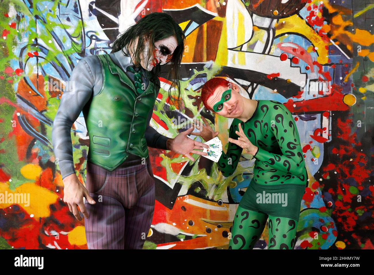 GEEK ART - Bodypainting et Transformaking: Joker rencontre Riddler Photoskriting avec Patrick Kiel comme Joker et Paul Skupin comme Riddler au studio Duesterwald le 23 janvier 2022 à Hamelin - Un projet du photographe Tschiponnique Skupin et du peintre du corps Enrico Lein Banque D'Images