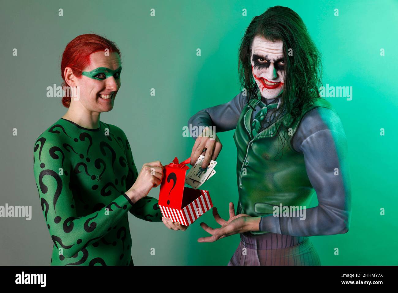 GEEK ART - Bodypainting et Transformaking: Joker rencontre Riddler Photoskriting avec Patrick Kiel comme Joker et Paul Skupin comme Riddler au studio Duesterwald le 23 janvier 2022 à Hamelin - Un projet du photographe Tschiponnique Skupin et du peintre du corps Enrico Lein Banque D'Images