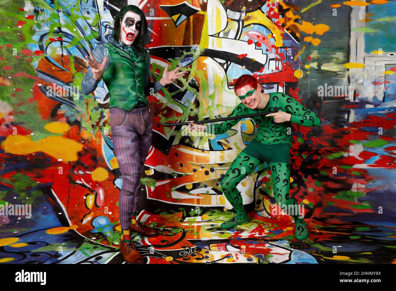 GEEK ART - Bodypainting et Transformaking: Joker rencontre Riddler Photoskriting avec Patrick Kiel comme Joker et Paul Skupin comme Riddler au studio Duesterwald le 23 janvier 2022 à Hamelin - Un projet du photographe Tschiponnique Skupin et du peintre du corps Enrico Lein Banque D'Images