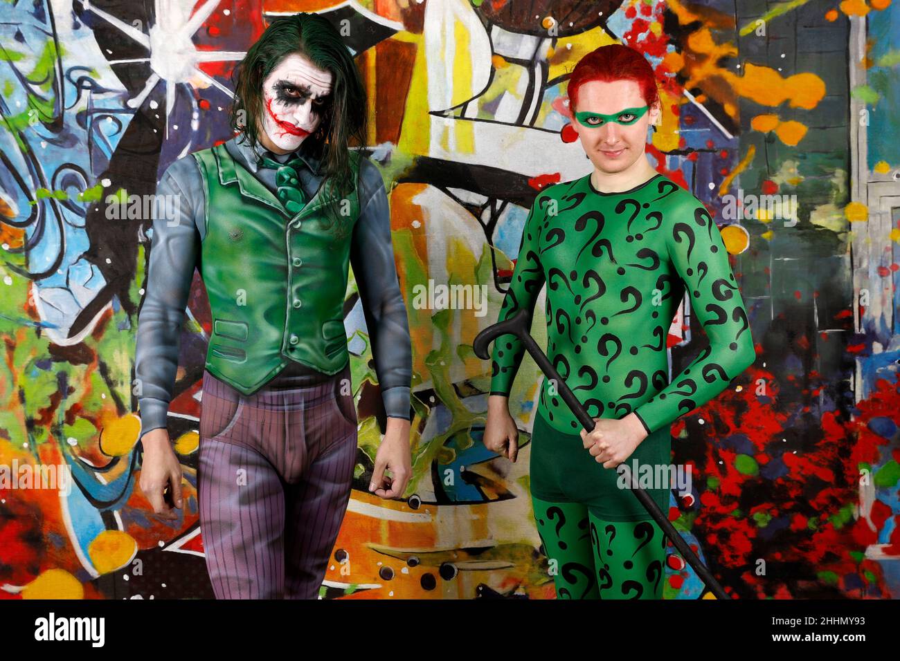 GEEK ART - Bodypainting et Transformaking: Joker rencontre Riddler Photoskriting avec Patrick Kiel comme Joker et Paul Skupin comme Riddler au studio Duesterwald le 23 janvier 2022 à Hamelin - Un projet du photographe Tschiponnique Skupin et du peintre du corps Enrico Lein Banque D'Images