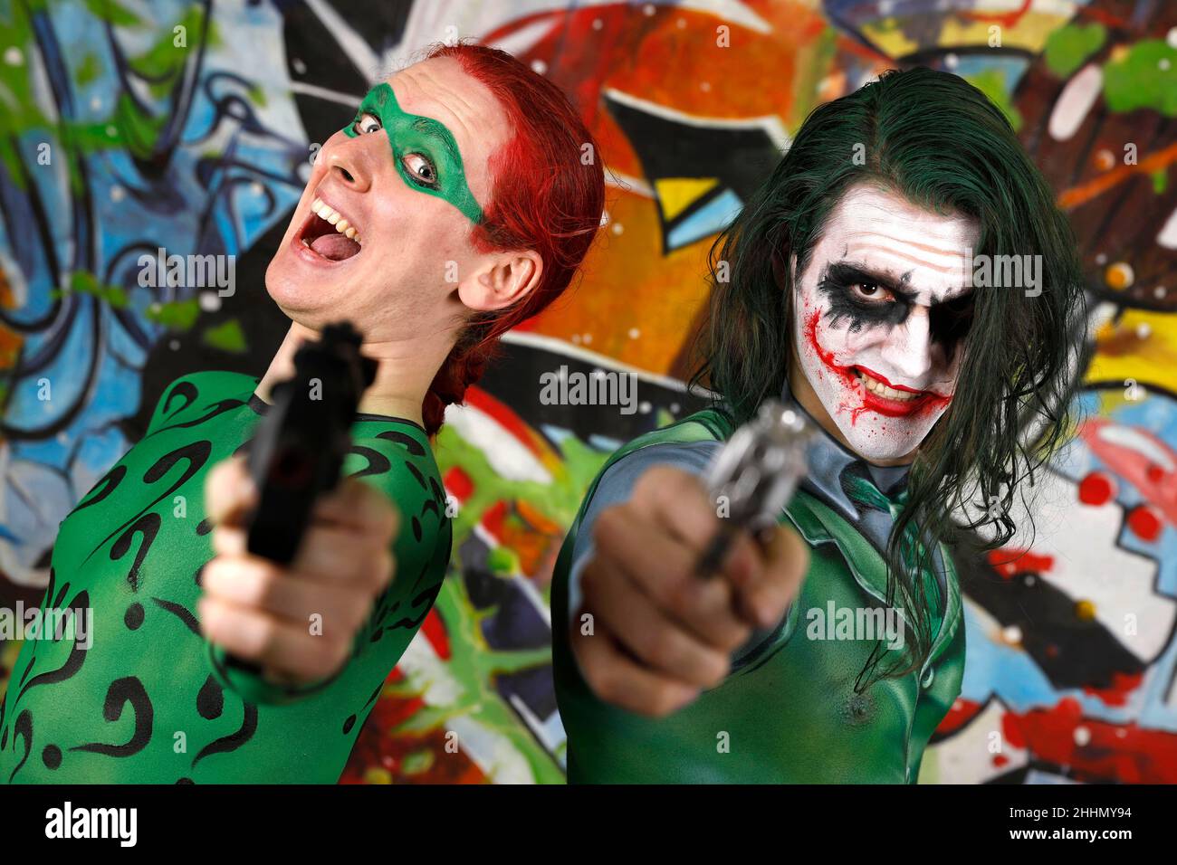 GEEK ART - Bodypainting et Transformaking: Joker rencontre Riddler Photoskriting avec Patrick Kiel comme Joker et Paul Skupin comme Riddler au studio Duesterwald le 23 janvier 2022 à Hamelin - Un projet du photographe Tschiponnique Skupin et du peintre du corps Enrico Lein Banque D'Images