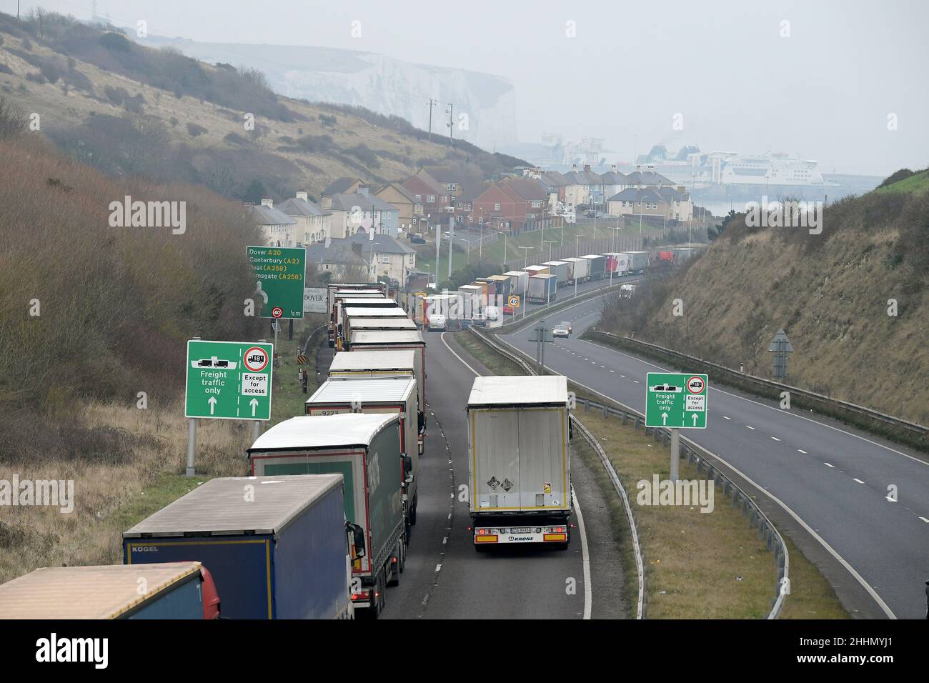 Dover Ken, Royaume-Uni.25th janvier 2022.Longues files d'attente de camions en direction du port de Douvres.Les chauffeurs sont confrontés à de longs retards dans la Manche en raison du fait que le personnel du port se débat avec les nouveaux formulaires de douane qui ont été introduits début janvier.Les conducteurs se sont plaints du fait qu'il faut environ 15 minutes pour remplir le nouveau service de circulation des véhicules de marchandises (GVMS) et d'autres documents d'exportation au crédit du port de Douvres : MARTIN DALTON/Alay Live News Banque D'Images