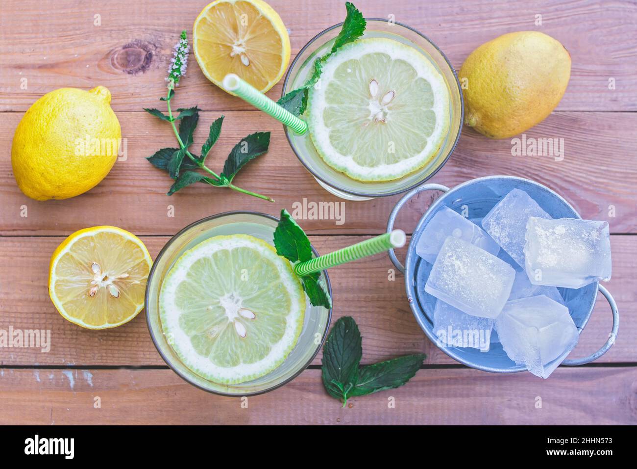 Vue de dessus d'une table désordonnée avec des ingrédients et des verres de limonade fraîche Banque D'Images