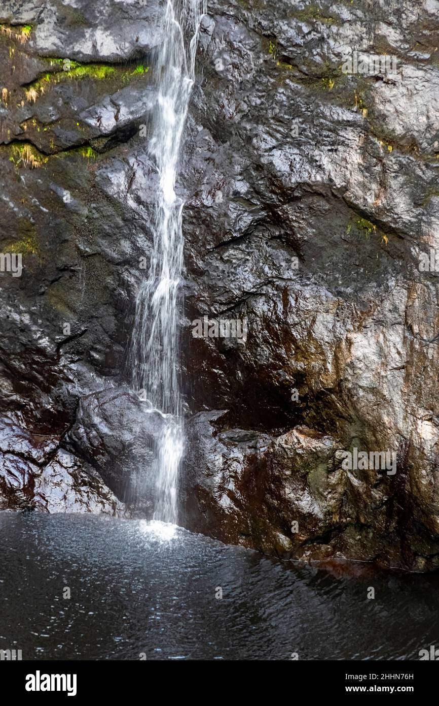 LES FOYERS HIGHLANDS SCOTLAND ABAISSENT UNE CASCADE D'EAU DANS UNE PISCINE NOIRE Banque D'Images