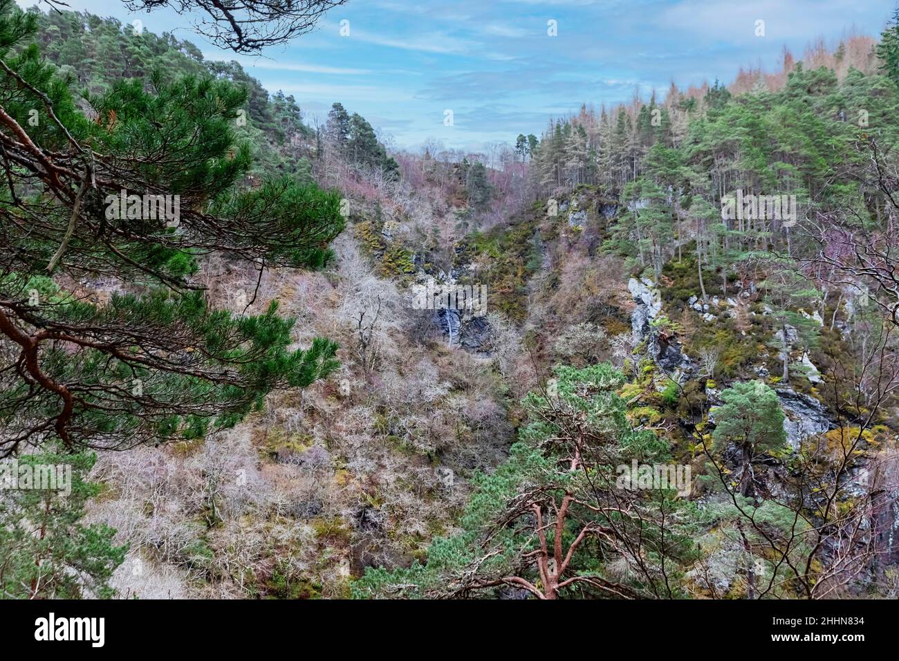 FOYERS HIGHLANDS ECOSSE LA CASCADE PAR RAPPORT À LA TAILLE DE LA GORGE MASSIVE Banque D'Images
