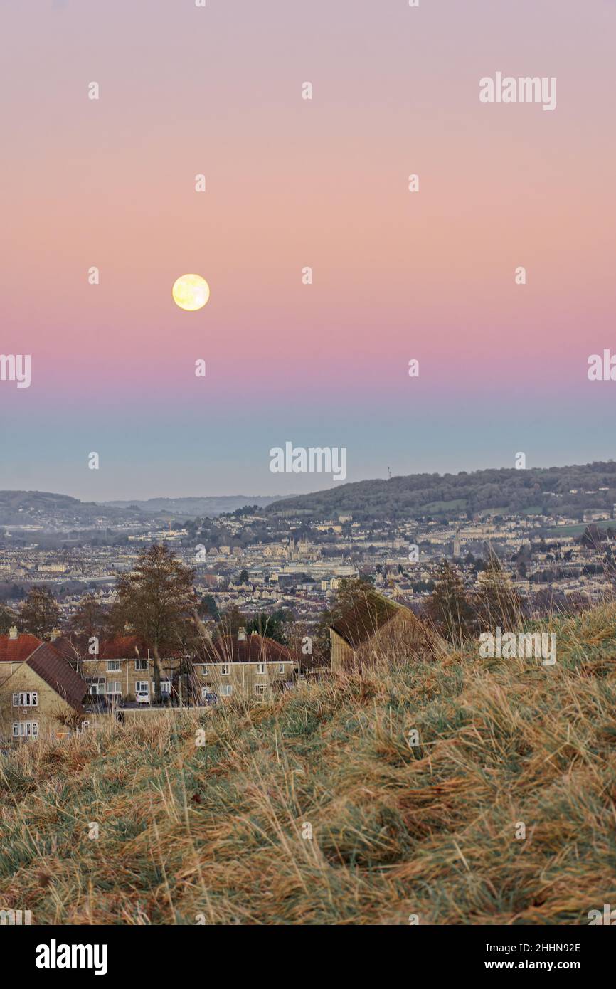 lune de loup s'élevant au-dessus du bain Banque D'Images