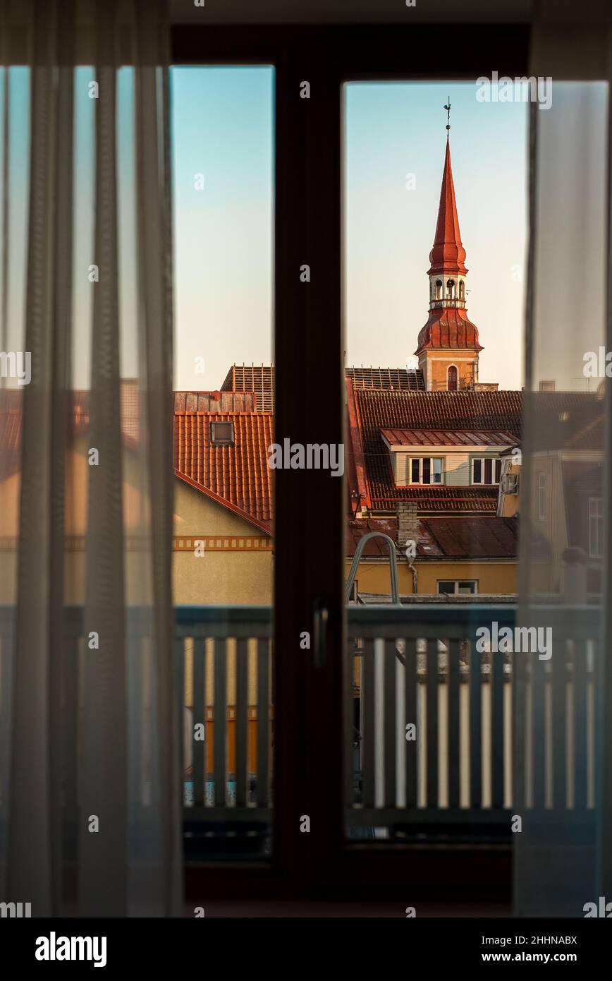 Vue depuis la fenêtre sur la vieille ville de Pärnu en été. Banque D'Images