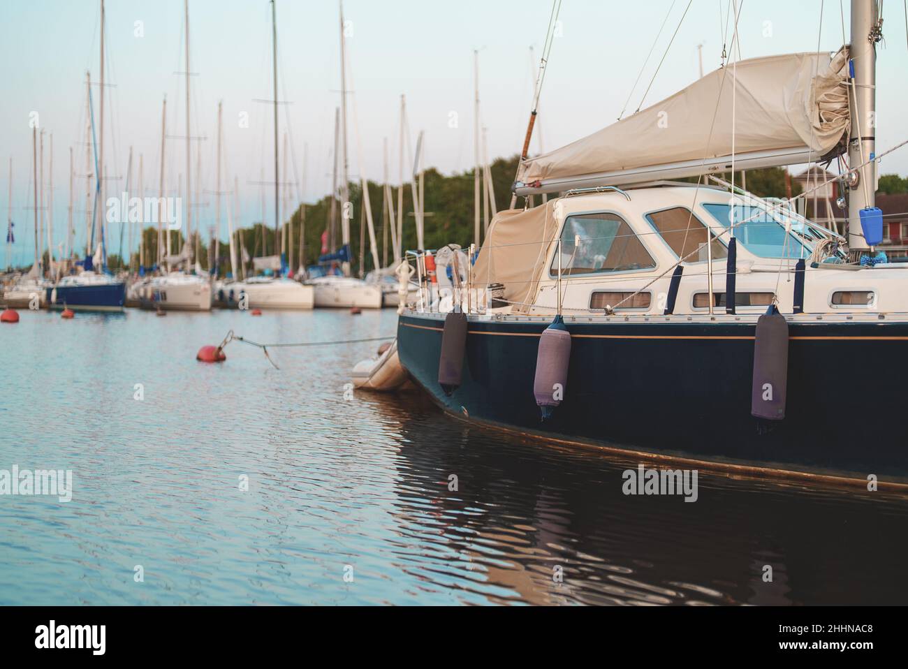 De nombreux yachts de luxe et bateaux dans le port. Banque D'Images