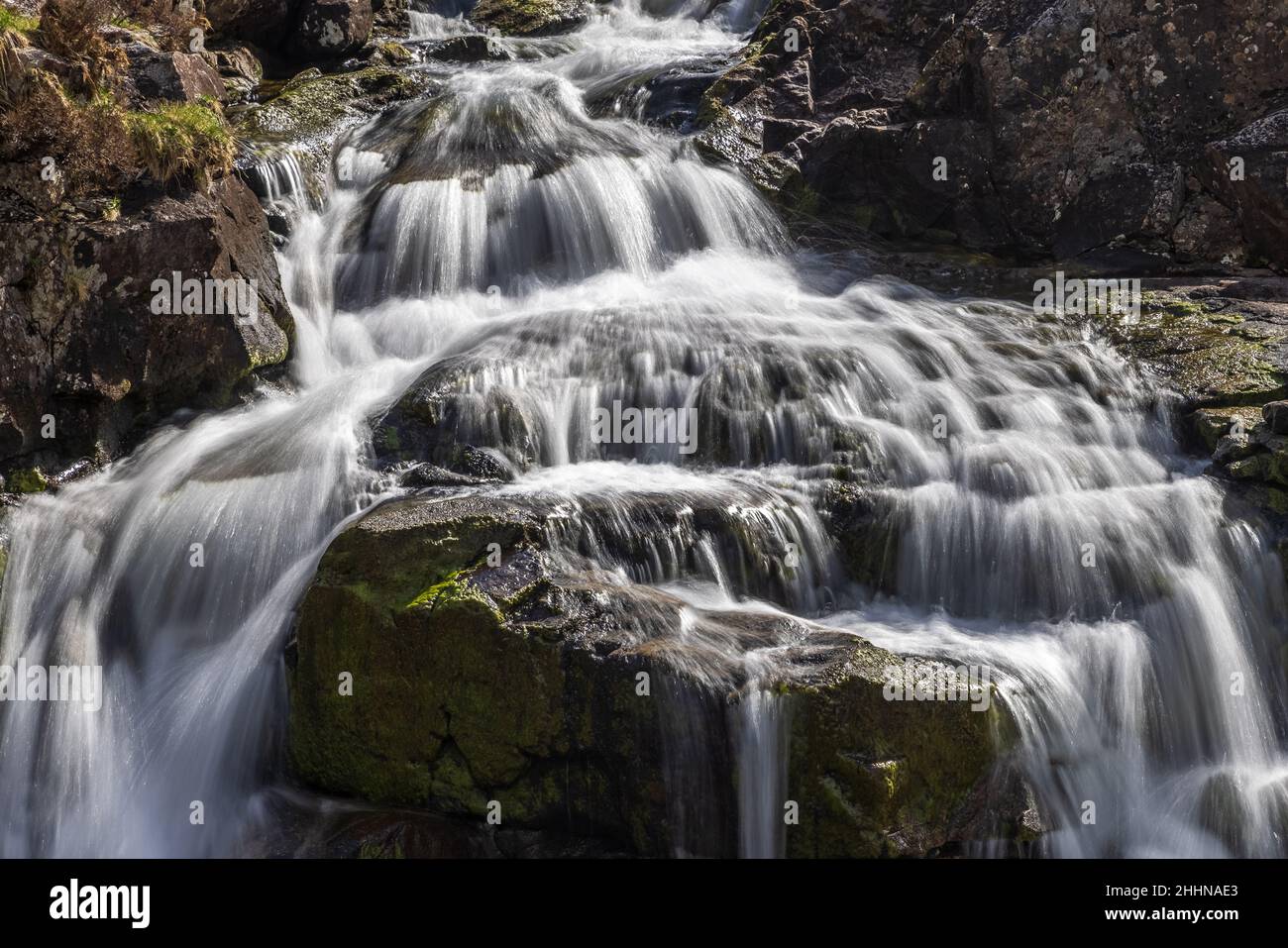 La rivière COE s'élève à la base nord-est de Buachaville Etive Beag en Écosse et s'écoule vers l'ouest le long de Glen COE.Après des cascades spectaculaires à la Pa Banque D'Images