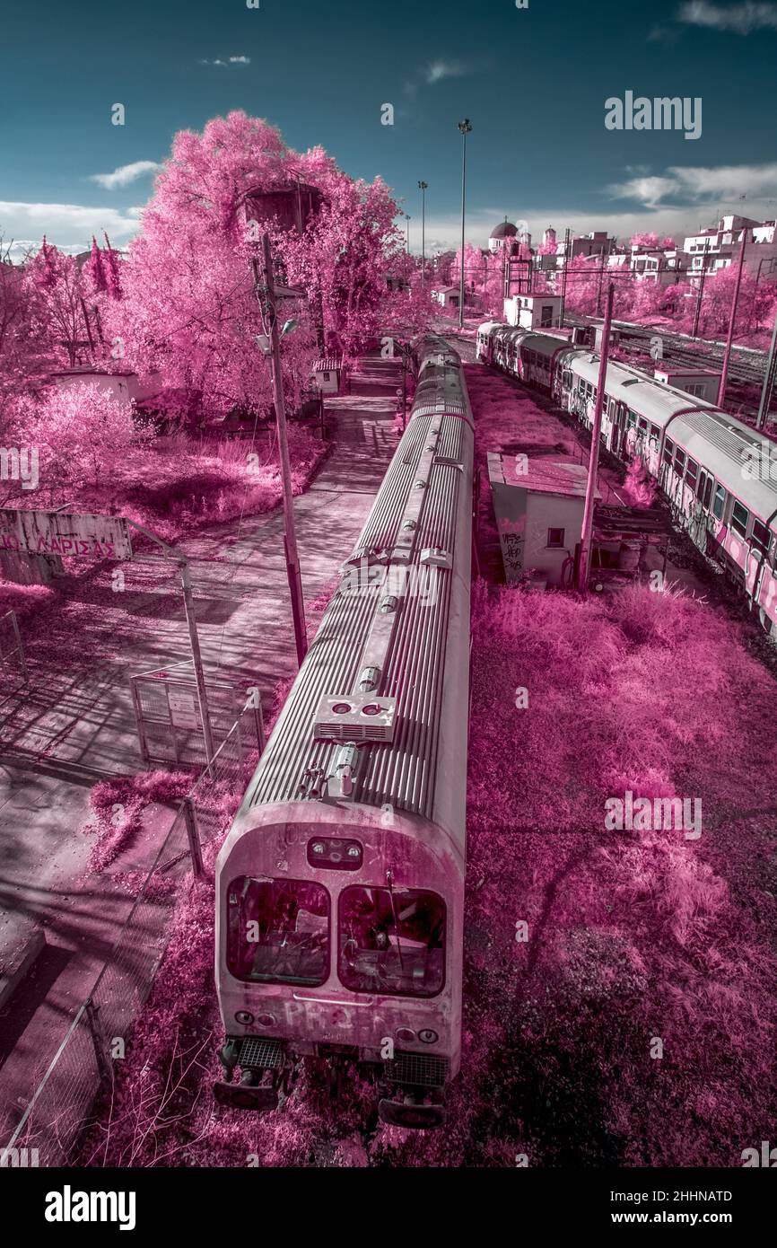 Paysage urbain infrarouge d'un train abandonné Banque D'Images