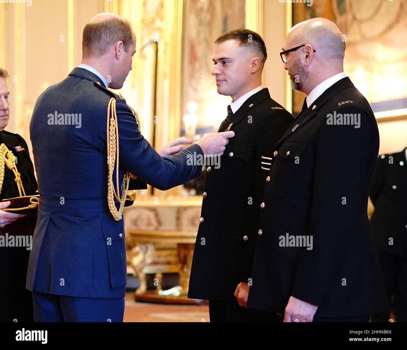 Le Sergent Michael Hooper (à gauche) et le gendarme Stephen Quartermain, tous deux de la police de Leicestershire, reçoivent la Médaille de la galanterie Queens par le duc de Cambridge lors d'une cérémonie d'investiture à Windsor.Date de la photo: Mardi 25 janvier 2022. Banque D'Images