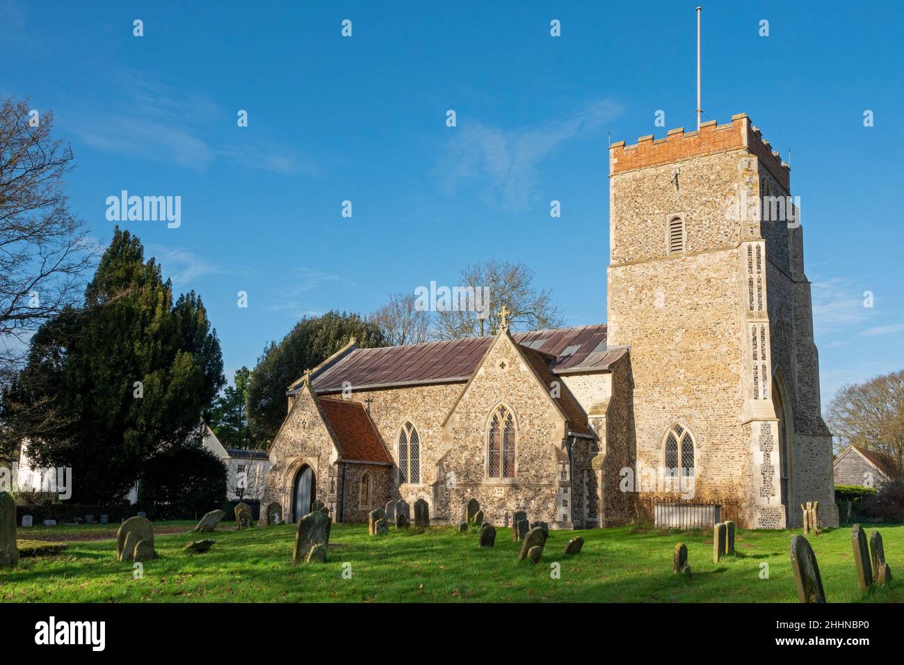 Vue complète sur le chantier naval avec le ciel bleu de l'église St Mary Dallinghoo Suffolk Banque D'Images